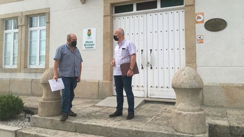 Eduardo Chao, portavoz del BNG, a la izquierda, y el alcalde y líder del PSdeG de O Valadouro, Edmundo Maseda, anunciando el acuerdo
