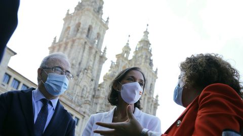 El alcalde de Santiago, Sánchez Bugallo, la ministra Reyes Maroto y la subdelegada del Gobierno en A Coruña, María Rivas