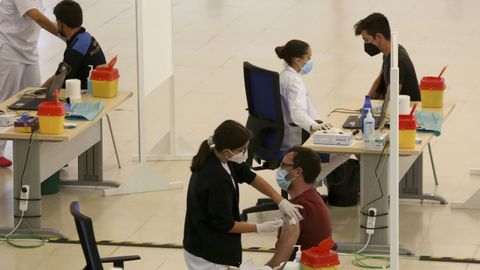 Vacunación de jóvenes en el FIMO de Ferrol