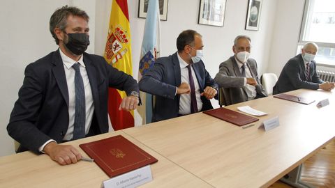 El conselleiro, en el medio de la imagen, entre el alcalde y el presidente del Puerto de Vilagarcía, acudió a la ciudad para firmar un protocolo sobre el nuevo centro de salud