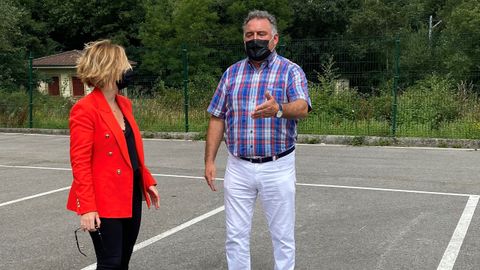 El concejal de Infraestructuras en el medio rural, zonas verdes y áreas de esparcimiento, Alejandro Villa; y la concejala de Urbanismo, Susana Madera Álvarez