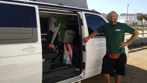 Hugo, un viajero de Burgos, junto con su furgoneta en el área de autocaravanas de Pontevedra