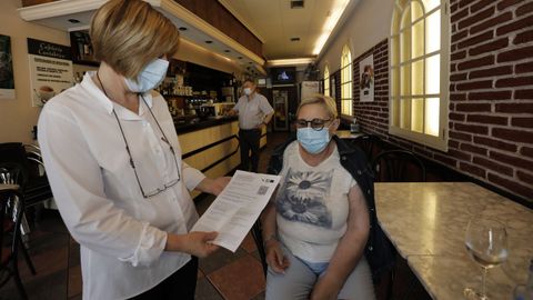 En el interior de bares, cafeterías y restaurantes de concellos en nivel máximo, como Viveiro, Burela y Foz, y alto, como Cervo y Ribadeo, es obligatorio acreditar que se está «libre» de covid