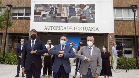 Alberto Varela, Julio García Comesaña y José Manuel Cores Tourís firmaron ayer el protocolo para la construcción del nuevo centro de salud de Vilagarcía