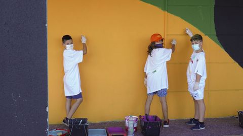 De izquierda a derecha, Alejandro Gheorgbe, Lúa Barboza y Aarón Moreno, los tres mosqueteros que también pintaron el mural colaborativo.
