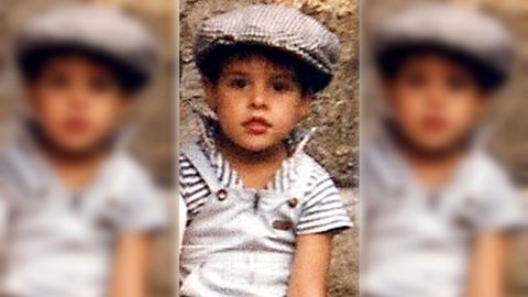 Alexandra, de nena, coa boina de seu pai
