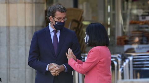 La ministra de Sanidad, Carolina Darias, conversa con el presidente de la Xunta