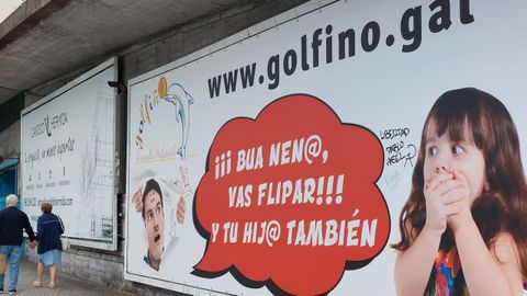 Valla publicitaria en idioma Koruño en A Coruña
