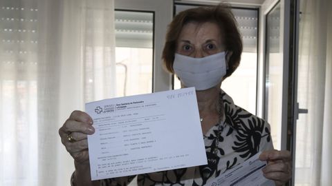 Rosa Uhía muestra el papel con la cita de su consulta en urología para el 23 de mayo del 2022