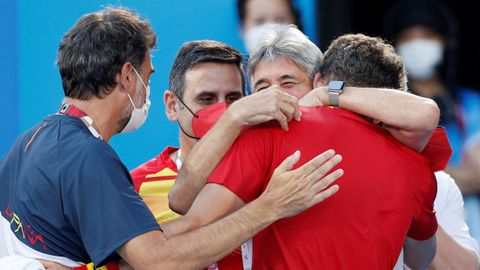 El tenista gijonés Pablo Carreño abraza a su equipo