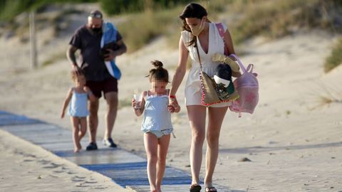 Irene Rosales y Kiko Rivera junto a sus hijas en las playas de Cádiz el pasado mes de mayo