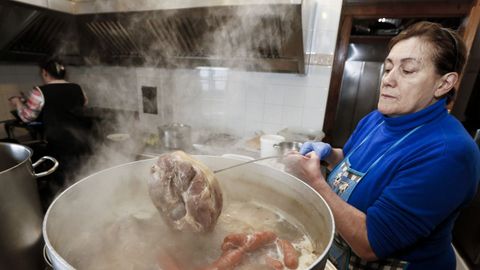Pilar Armesto Valiña, en la cocina del Hotel O Cebreiro, era conocida por sus cocidos, un arma contra el frío de la montaña