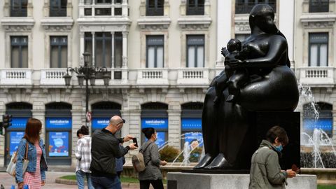 Turistas pasean por el centro de Oviedo