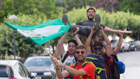 Ocho amigos de Málaga llegan peregrinando a Portomarín