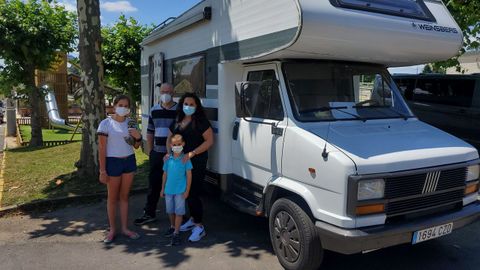 Sebastián, Mónica y sus hijos Adrián y Sara (en la foto sujeta a Zipi, mascota de la familia) pasan sus vacaciones en una autocaravana restaurada y destacan la libertad que ofrece esta forma de viajar. Este año pusieron rumbo a Asturias, aunque no llevan un plan cerrado, e hicieron parada en el Monte do Gozo para comer.