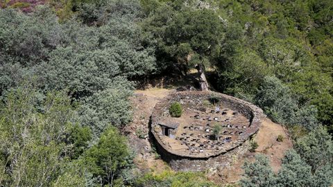 La alvariza de Barxas mantiene su espectacular perímetro y está protegida por un antiguo alcornoque