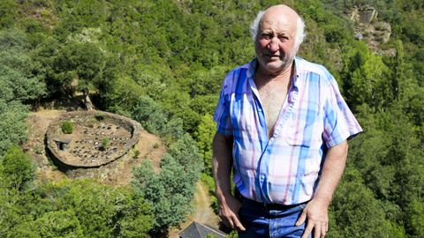 Manuel Macía con la alvariza de Barxas al fondo