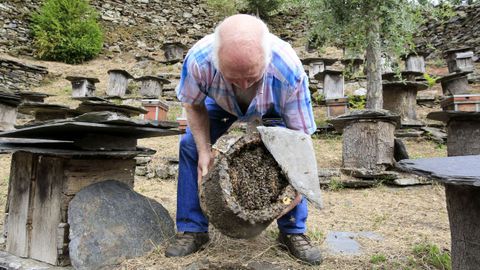 Manuel muestra el interior de uno de los cortizos