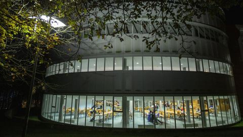 Lugo. Del campus de la USC, Campos destaca su biblioteca, «seña de identidad arquitectónica contemporánea», define.