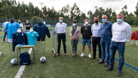 Miembros de la directiva y los alcaldes, en el campo de Corrás, donde se desarrollará la actividad