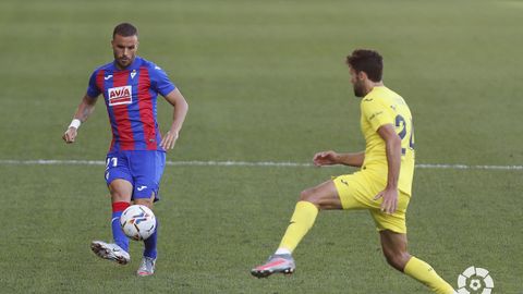 Pedro León ante Pedraza, en un Eibar-Villarreal