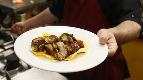 Preparación de tapas de bonito en un bar de Burela.