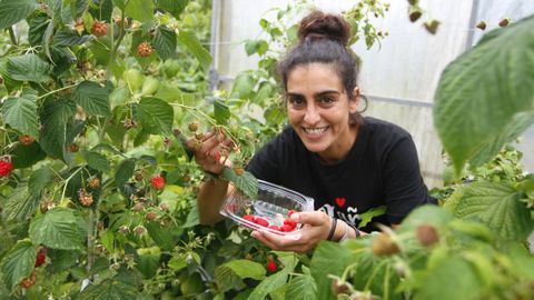 «A nosa frambuesa non bota moho aínda que pasen días», destaca Andrea González, en la imagen, en su plantación de Morás