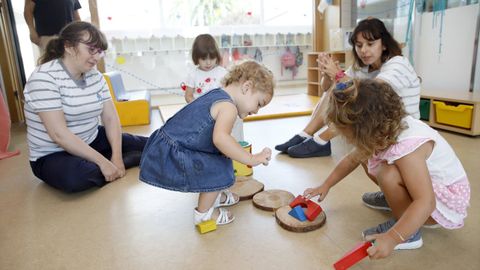 En las escuelas infantiles -en la imagen de archivo, el centro de A Galiña Azul en Boiro- los alumnos aprenden a compartir