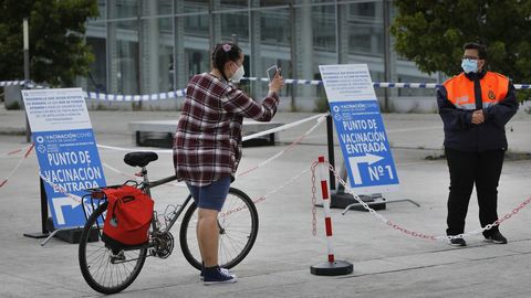 Punto de vacunación en Expocoruña, donde se está administrando dosis a la población joven