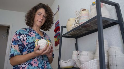 Sonia está detrás de la marca Degerónimo. Y, entre sus proyectos a corto plazo está diseñar una nueva colección de bolsos y decoración. En sus planes está seguir trabajando en su línea comercial, con precios más asequibles, así como en otra de piezas más voluminosas y laboriosas, como sus lámparas, obras únicas y más exclusivas.