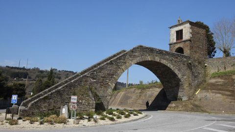 Portomarín bridge and Virxe das Neves chapel.