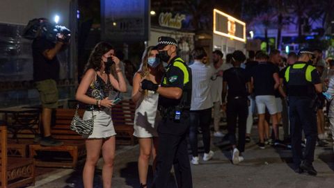 La policía local de Marbella desalojando este viernes la zona de ocio nocturno