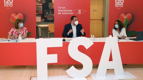 El presidente del Principado, Adrián Barbón, junto a la secretaria de comunicación de la FSA-PSOE, Pilar Huerta, y la secretaria de organización, Gimena Llamedo