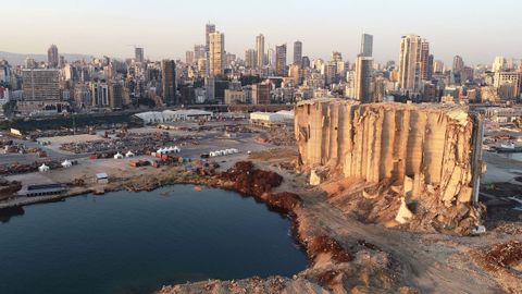 Vista desde un dron de los silos dañados en el puerto de Beirut un año después de las explosiones