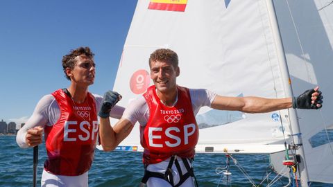 Jordi Xammar (izquierda) y Nico Rodríguez celebran la medalla