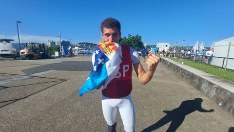 Nico Rodrúíguez, en la isla de Enoshima, celebra con la bandera gallega la medalla de bronce