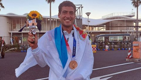 Nico Rodríguez posa con su medalla de bronce y la bandera gallega