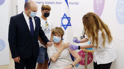 El Primer Ministro, Naftali Bennett, acompa a su madre a recibir la tercera dosis de la vacuna este martes