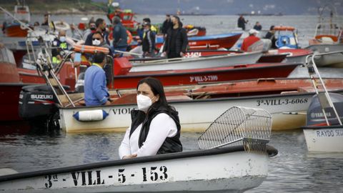 Una mujer, en una concentración de la bajura y el marisqueo de Galicia celebrada en marzo para protestar por apartados del reglamento de control pesquero de la UE