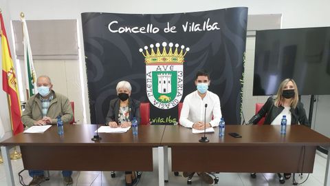 De izquierda a derecha, el concejal socialista Luis Fernández; la alcaldesa, Elba Veleiro, y los ediles de Vilalba Aberta, Modesto Renda y María Xosé Fernández 