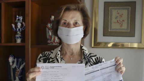 Rosa Uhía, vecina de Sanxenxo, con la reclamación y la cita para la consulta de urología que ahora fue adelantada por el Sergas