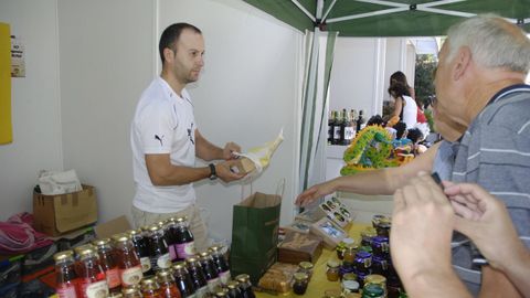 Un feriante vendiendo productos en una edición anterior de la Mostra do Mel de Quiroga