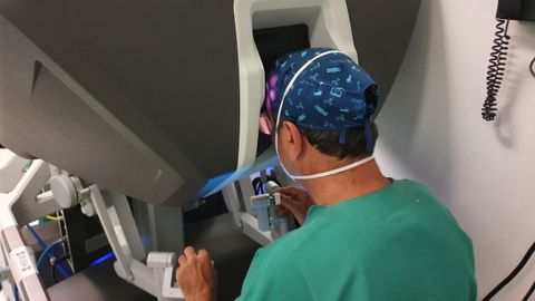 Momento de una de las primeras intervenciones realizadas con el robot Da Vinci en el Chuac, con el cirujano urológico Venancio Chantada sentado ante una consola
