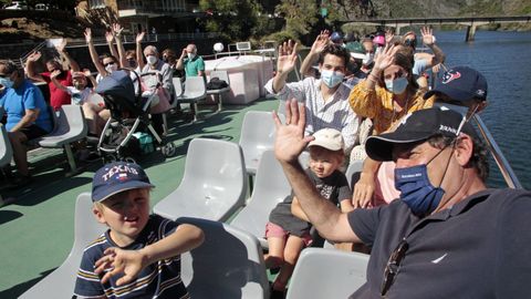 Las embarcaciones turísticas de la Diputación atrajeron a numerosos pasajeros durante el mes pasado