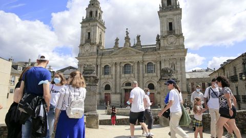 El entorno de la Catedral de Lugo con turistas