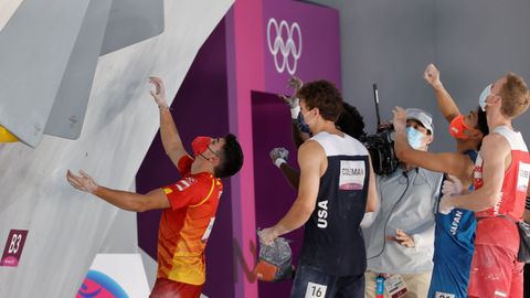 Ginés antes de la prueba de escalada en bloque