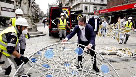 Caballero, el miércoles con los operarios que iniciaron la instalación de las luces de Navidad