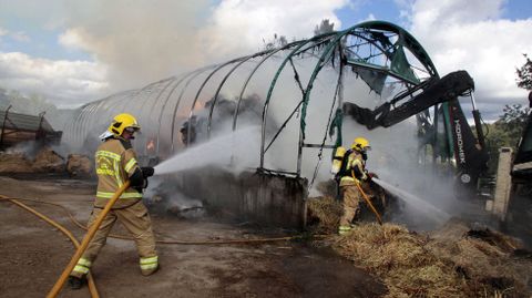 El almacén en el que estaba la hierba quedó completamente destruido por el fuego