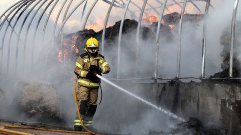 El fuego destruyó por completo el almacén en el que estaba la hierba