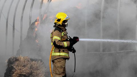El fuego destruyó por completo el almacén en el que estaba la hierba